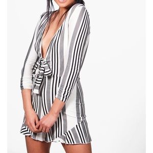 Boohoo size 8 Sia Striped Deep Plunge Short Romper